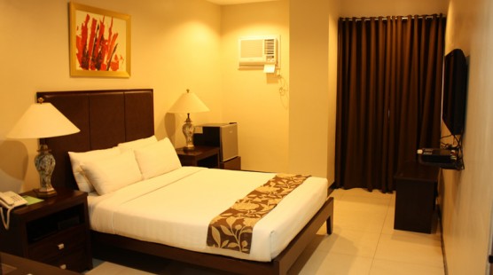 main-hotel-and-suites-standard queen room